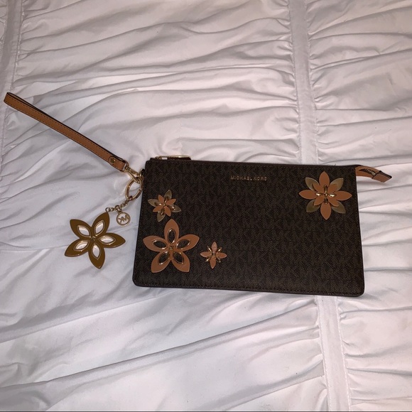 Michael Kors Handbags - Michael kors wristlet